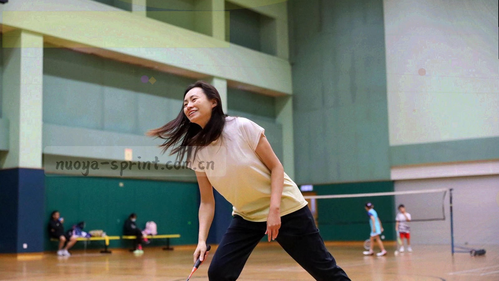 夜间办公区内多屏数据工位，屏幕发出青蓝色光，人影为剪影